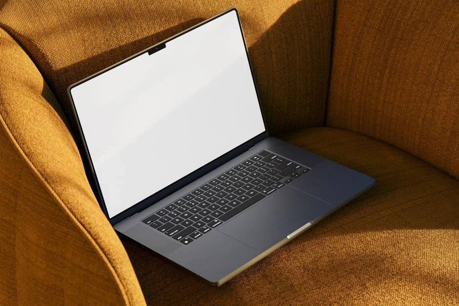 heros-img Créez le site web de vos rêves pour préparer votre avenir. Un ordinateur portable, MacBook, posé sur une table portative avec une tasse de café ou de thé à côté.